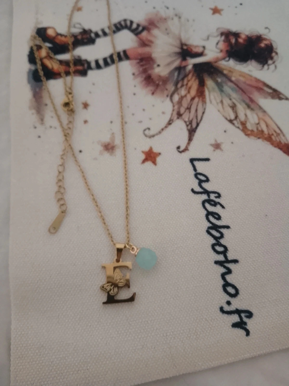 Collier lettre E avec papillon et pierre Aqua calcédoine – photo 3